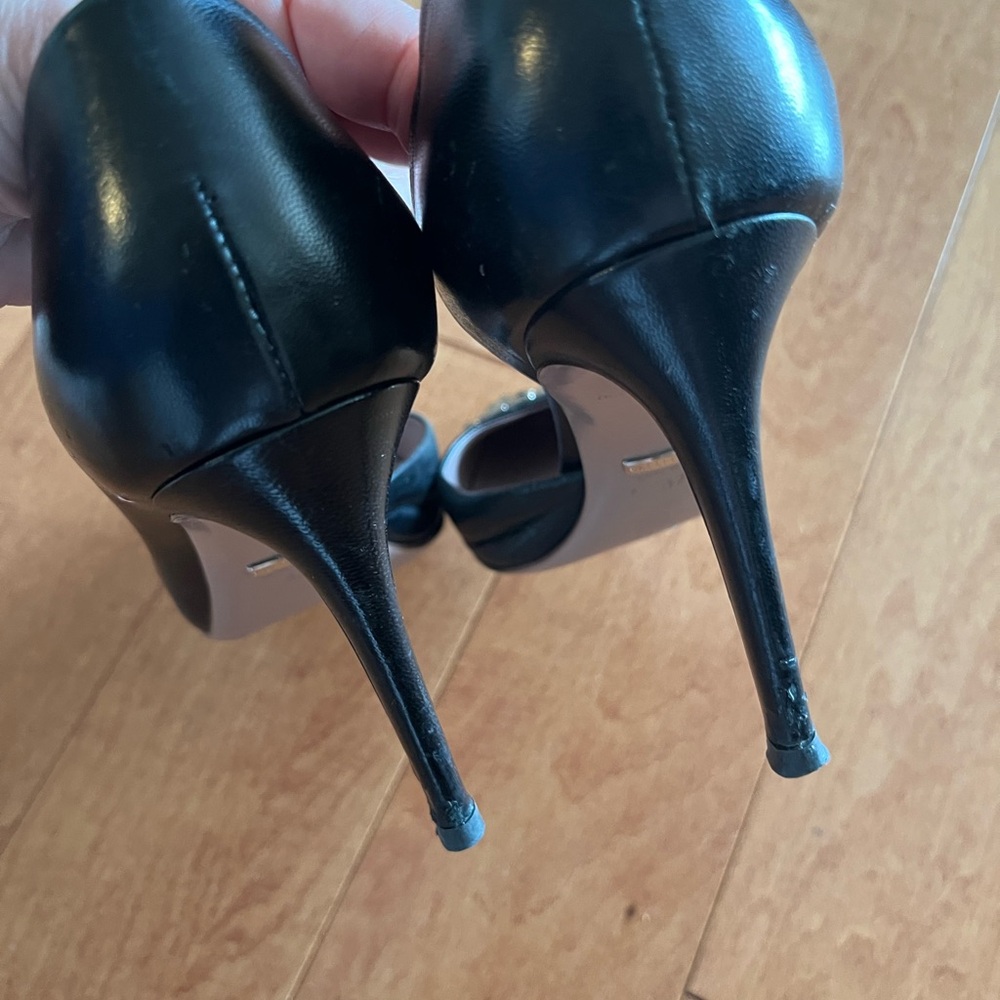 Gucci authentic studded black leather pump - Picture 10 of 16